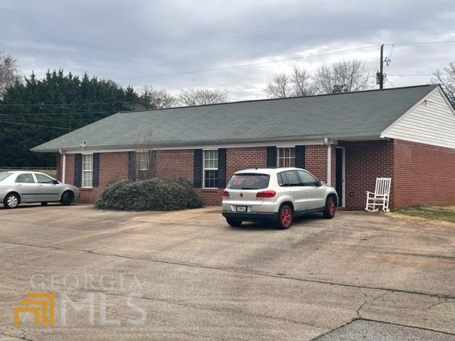 Hard to find 2 bedroom 1 bath apartment just a few miles from downtown Jefferson with new flooring and paint! The property has large bedrooms and living area with a separate laundry room and is located in a small quiet community. This property will not last long. No Pets Contact Corey Mote at 404 775 7381 if interested.