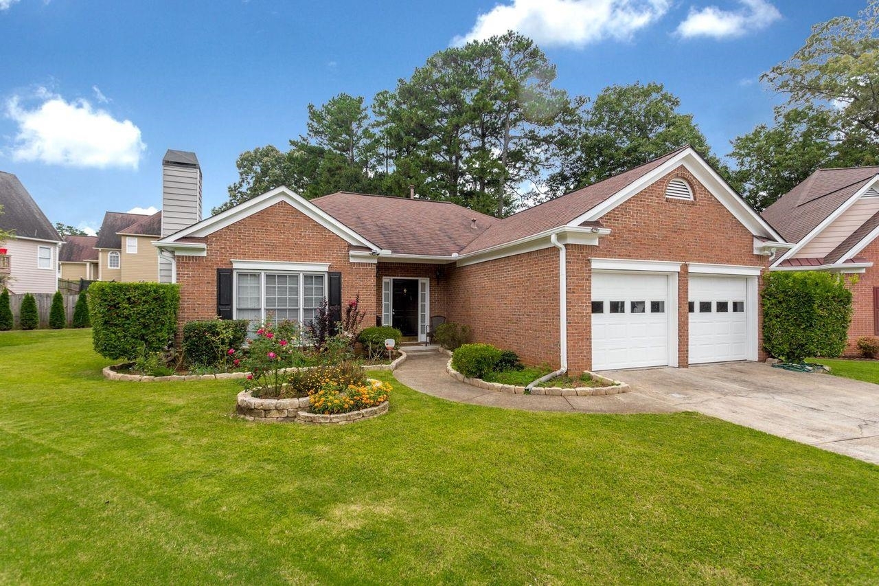 Lovely three bedroom ranch in desirable Colleton Plantation neighborhood. Vaulted ceilings, airy and bright living room with fireplace, separate dining room, updated kitchen with granite counters gorgeous tile backsplash, newer appliances, loads of cabinet and counter space. Master retreat with soaking tub, separate shower, double sinks and large walk-in closet. Private landscaped yard. Schedule a showing today - this home won't last!