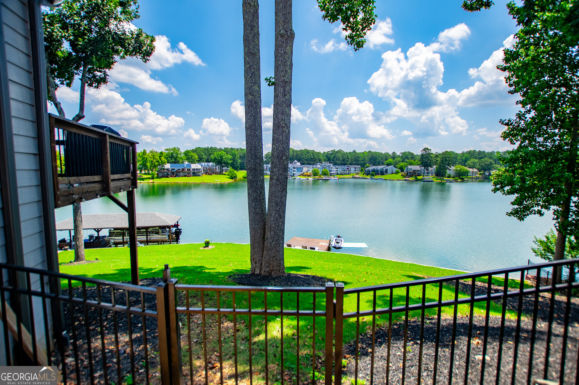 9054 Woodlake LN