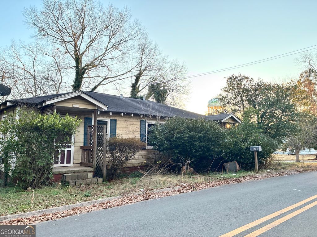 Photo of 606 E Wall Street, Griffin, GA 30223 (MLS # 10683045)