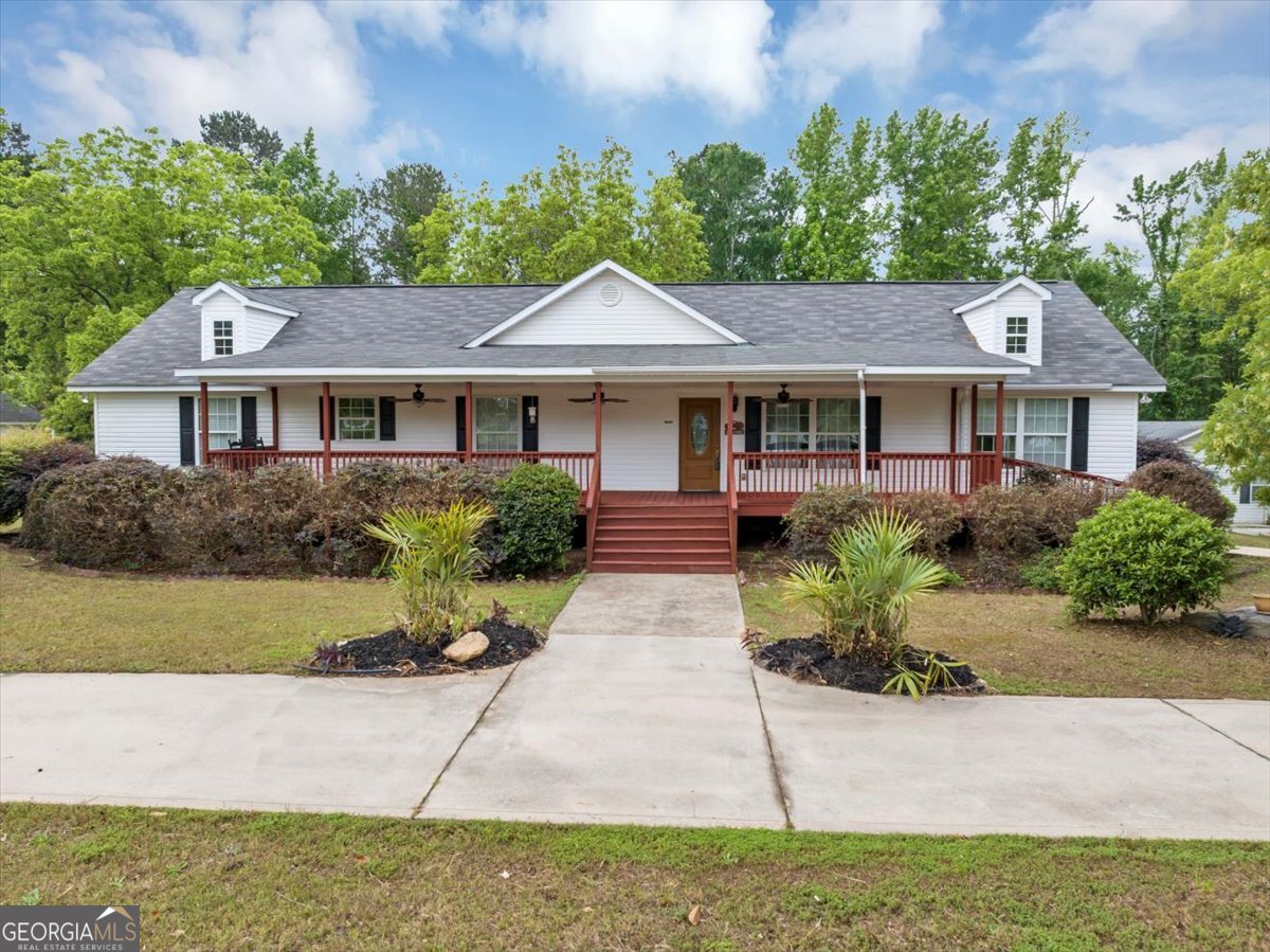 Spacious 5BR/4BA home in Greensboro, GA, minutes from Lake Oconee! Set on a massive lot, this property offers an open-concept kitchen, bright living spaces, and a serene main-level primary suite. The detached outbuilding with a full bath is perfect for guests, a studio, or home office. Enjoy endless outdoor possibilities with ample yard space, all in close proximity to boating, golf, dining, and lake activities. Outbuilding with Full Bath The detached outbuilding is a true bonus featuring its own full bathroom, this flexible space could serve as a private guest suite, hobby workshop, art studio, or even a pool house should you add a swimming pool in the future. Outdoor Living & Lake Proximity The massive lot offers expansive green space for entertaining, gardening, or simply enjoying Georgia's sunshine. Just minutes away, Lake Oconee provides boating, fishing, and lakeside leisure, while nearby golf courses, dining, and marinas enhance the resort-style lifestyle.