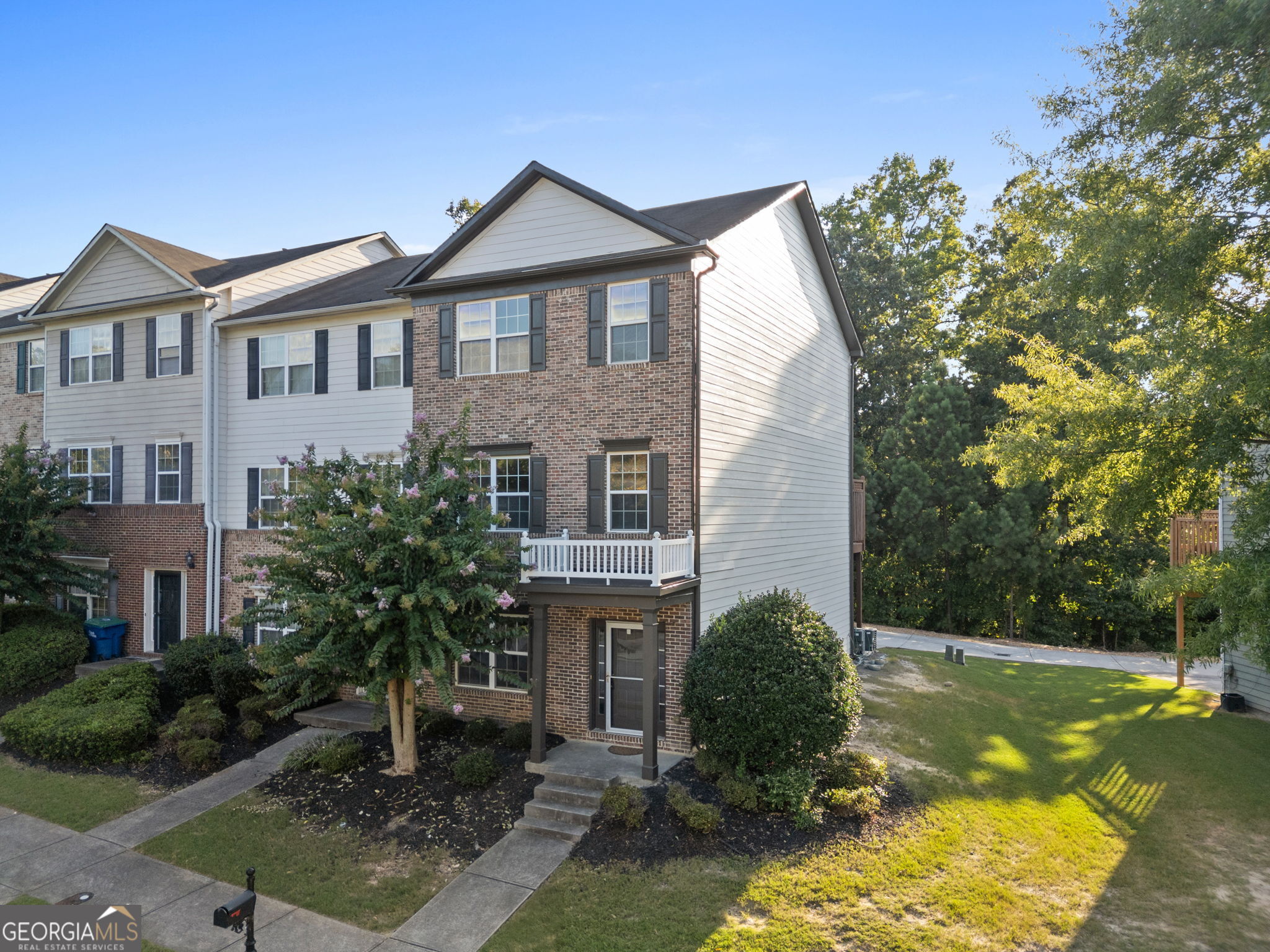 UNIQUE RENOVATED ALL BRICK FRONT, END UNIT ! ROOMMATE PLAN WITH THE FLOOR LEVEL, RENT OUT AND MAKE SOME EXTRA CASH! WALK INTO A FOYER LEADING TO A GLASS FRENCH DOUBLE DOOR BEDROOM AND FULL BATH. ACCESS THE 2 CAR GARAGE THRU THE DOWNSTAIRS. THE SECOND LEVEL OFFERS CHERRY CABINETS IN KITCHEN, OFF WHITE BACKSPLASH AND QUARTZ COUNTERTOPS WITH VIEWS TO THE SPACIOUS DECK, IDEAL FOR ENTERTAINING GUESTS. FROM THERE, ENJOY A MOVIE IN THE SPACIOUS LIVING ROOM IN FRONT OF THE FPLACE. THE THIRD LEVEL INCLUDES THE BDRMS WITH THEIR PERSONAL BATHS AND WALK IN CLOSETS. MINUTES TO FULTON INDUSTRIAL BLVD, FILLED WITH SHOPPING AND EATERIES. 7.9 MILES TO SWEETWATER CREEK STATE PARK. 4.8 MILES TO SIX FLAGS OVER GEORGIA. 14 MILES TO HARTSFIELD-JACKSON AIRPORT & GA AQUARIUM. 16 MILES TO TRUIST PARK BRAVES STADIUM. 13 MILES TO DOWNTOWN! LESS THAN 20 MINUTES TO MOST OF THESE ATTRACTIONS. SUPERB LOCATION!