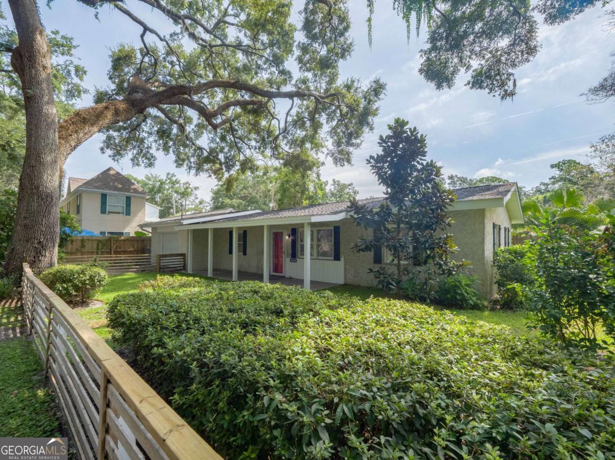 204 Fourth AVE