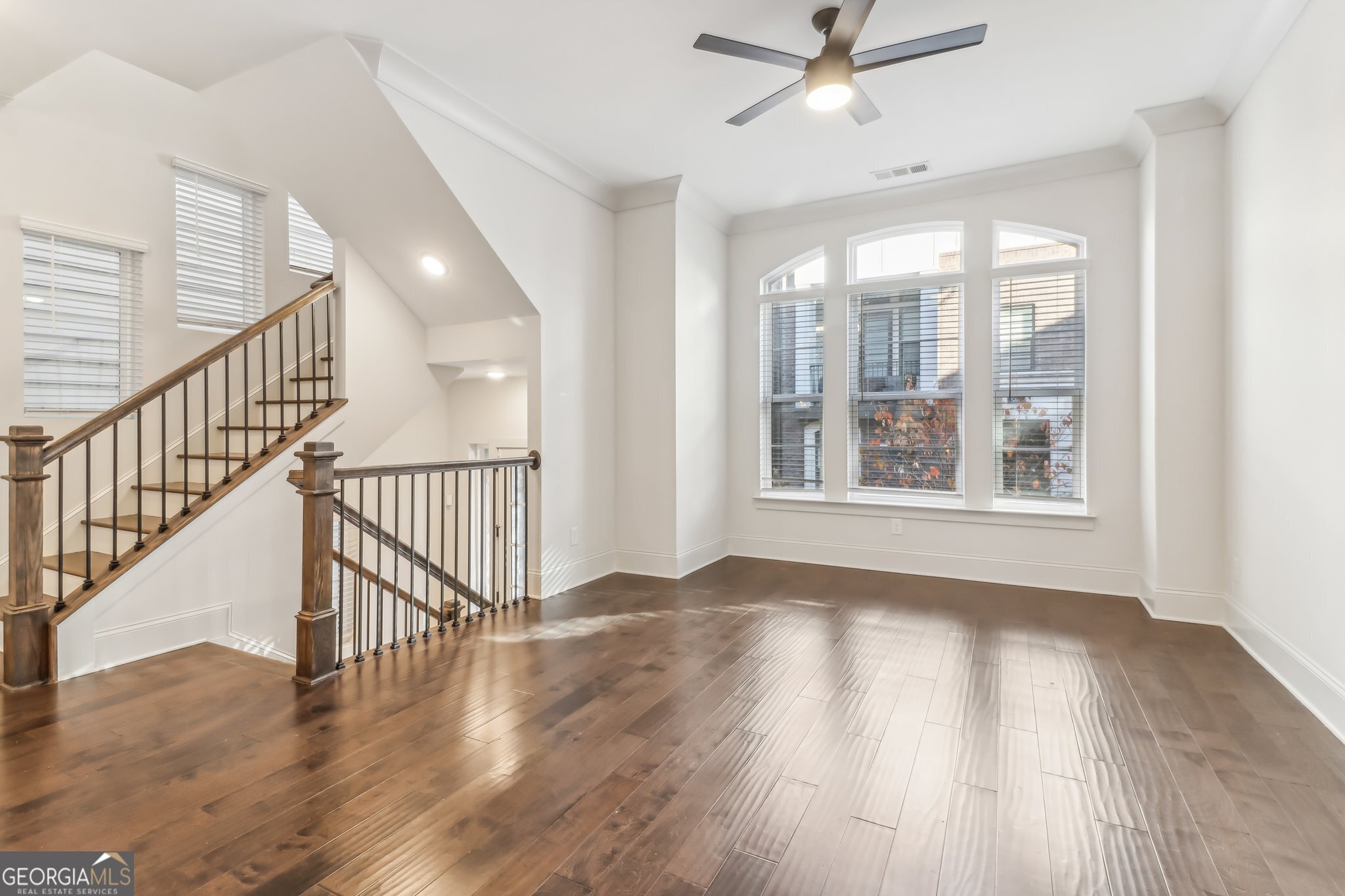 621 Broadview TER NE