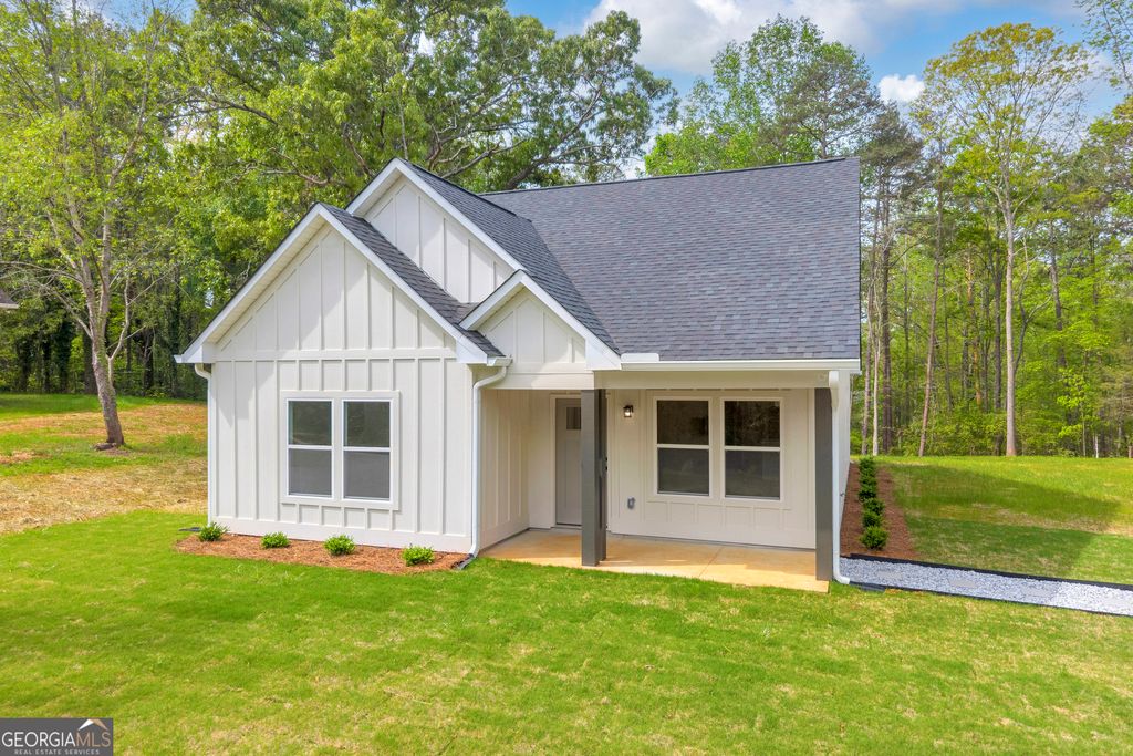 Photo of 181 Lake Club Dr, Lavonia, GA 30553 (MLS # 10736449)