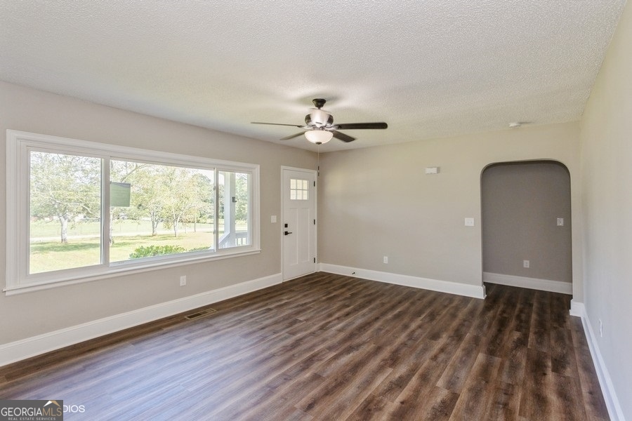 110 Oak Tree LN