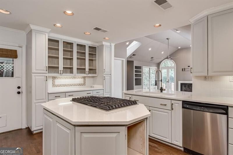 4601 Club CIR NE