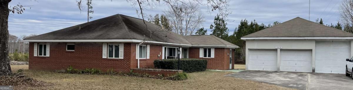 Established brick home in a quiet setting located in Kingsland, Georgia. Only 4.4 miles from I-95. This home sits on 1.08 acres (public record) and is peppered with three pair trees, three oak trees, azaleas, a Wisteria tree, ten rose bushes, two Crepe Myrtles, two Magnolia trees, two Holly trees, and a Holly ledge. This home includes a detached three-bay cinder-block garage. One garage bay has a high garage door, giving the height needed for an RV or boat. There are two wells on the property. Natural gas washer, water heater, and range. This home is move-in-ready!