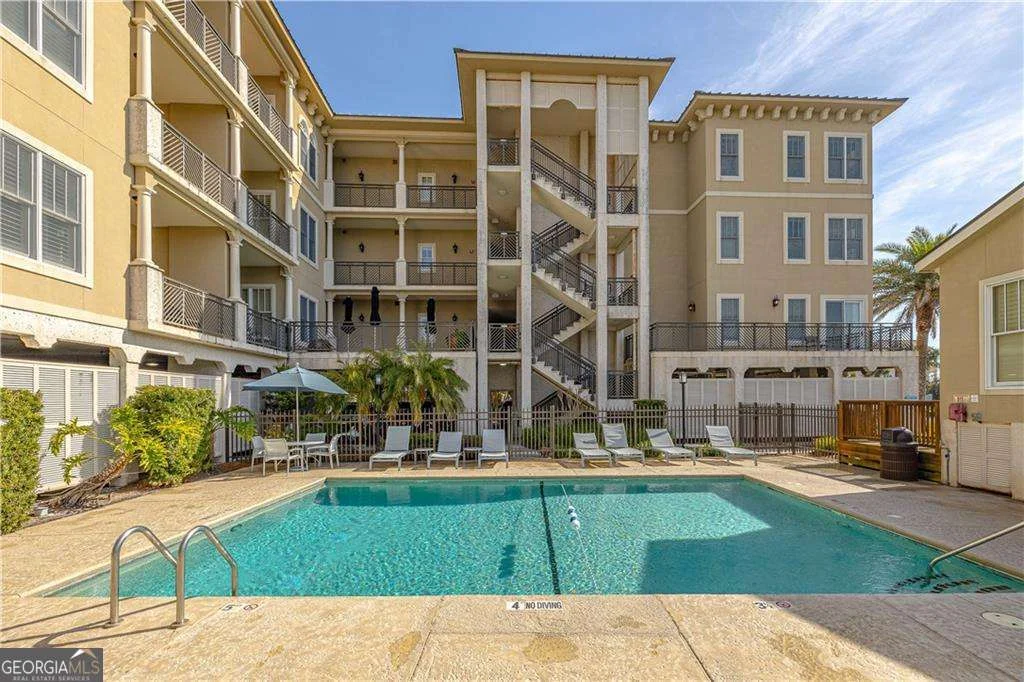 1015 Beachview Drive Unit 205