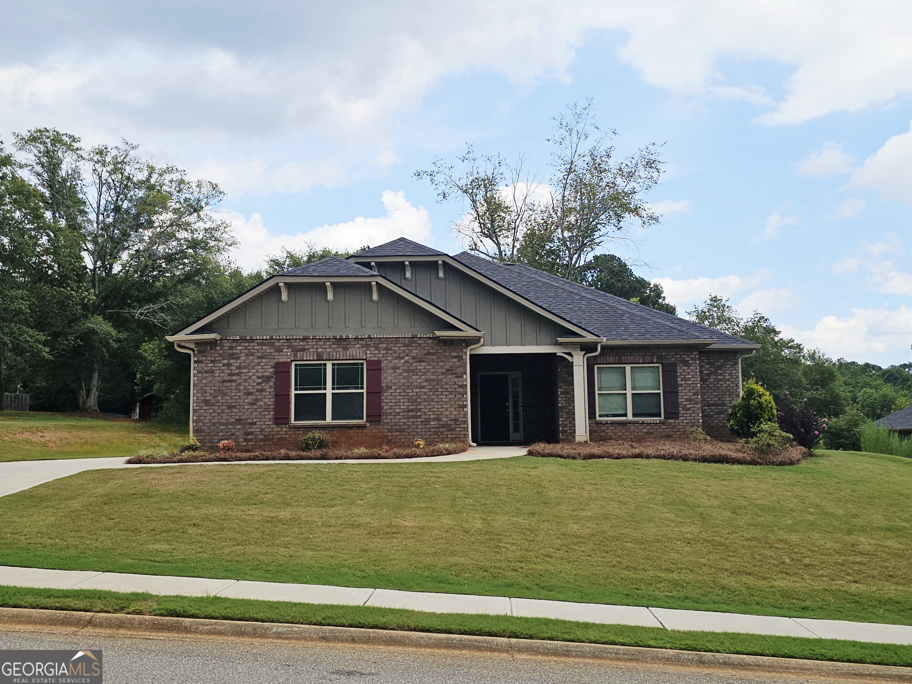 PRICED TO SELL!!! Jump on this opportunity to live in a sought after neighborhood with excellent schools. Easy access to all the Jefferson/Braselton community has to offer. Open and spacious one story living that features 10 ft ceilings and large windows throughout. The foyer opens into the great room with a wood-burning fireplace, and a windows overlooking the backyard. The great room flows into the formal dining room, the kitchen has stainless steel appliances, a pantry, and a large island with a double stainless steel sink. The kitchen offers a breakfast and bar area. The primary bedroom has a walk-in closet, ensuite bathroom features a double vanity, garden tub, and separate shower. The second and third bedroom are large enough for a queen size bed, home office or extra play space. Both secondary bedrooms share the hall bathroom with a tub/shower combination. This home has an oversized side entry two car garage. The laundry room is accessible from the garage and could be used as a mud room also. The large lot has opportunity for endless ideas. Don't miss this opportunity!