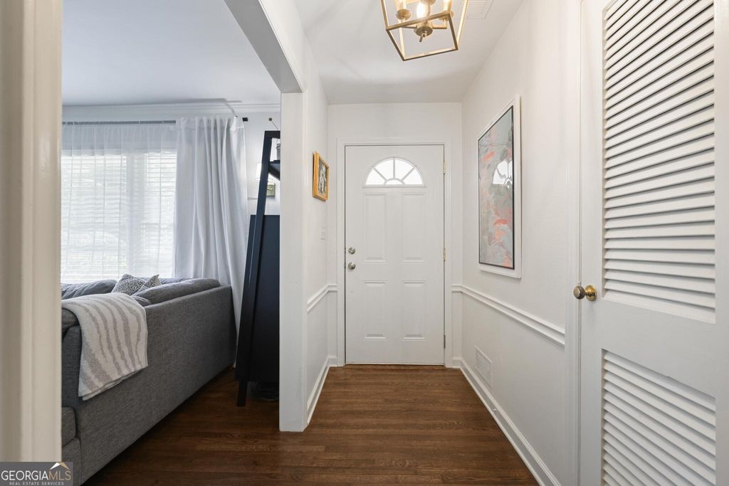Photo of 550 Windsor Pkwy, Atlanta, GA 30328 (MLS # 10753987)