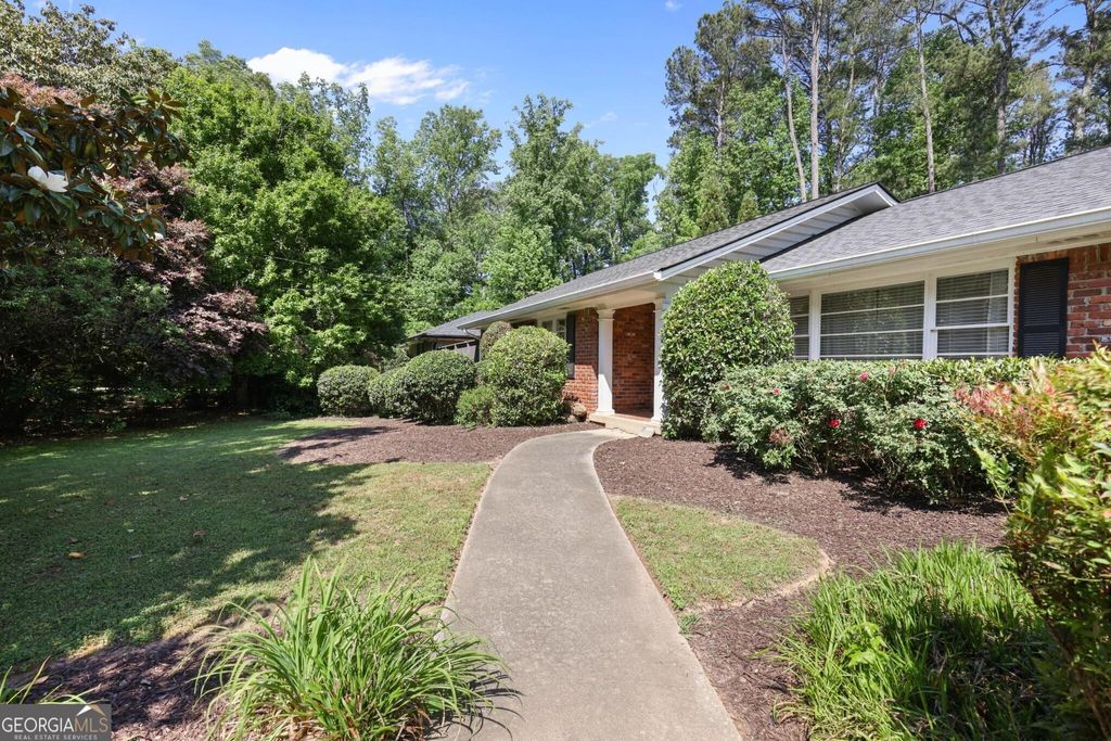 Photo of 550 Windsor Pkwy, Atlanta, GA 30328 (MLS # 10753987)