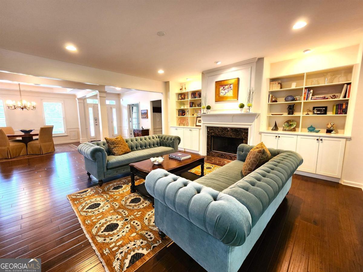 1081 Lakefront CT