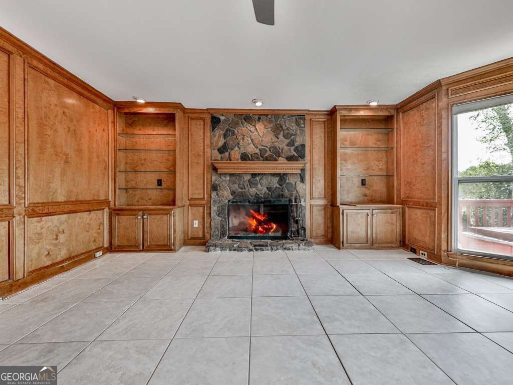 140 N Lakeside DR NW