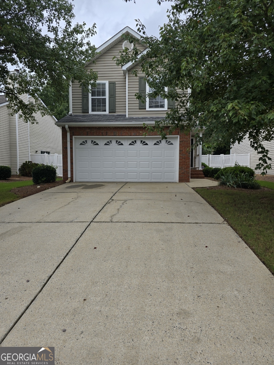 Beautiful home in desirable Avensong swim/tennis community in Milton. All new wood floors, updates and full fresh interior paint. 2-Story fireside Great Rm loaded with natural light! Upgraded kitchen boasts granite Countertops, stainless appliances & crisp white cabinetry. Breakfast bar & separate table area with large bay window wall & view to private backyard. Spacious Owner's suite w/gorgeous walk-in shower, vanity & lighting. Fenced park-like backyard has garden area w/herbs & blueberries! Highly sought-after TOP schools and close to shopping (Avalon!) & Dining! Easy access to GA400.