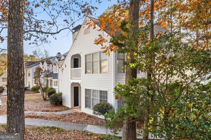 Stunning and move in ready 1 bed/1 bath ground floor stepless condo featuring new light fixtures, new stainless steel appliances, new granite, and a large open concept living area. Huge open concept living room offers a fireplace and large windows that allow in a lot of natural lighting as well as views to the kitchen and dining area. Large sunroom off the living room provides tons of natural lighting and access to the patio. Huge kitchen offers tons of cabinets and countertop space, new granite, and new stainless steel appliances. Large Master bedroom offers and an En-suite with large vanity, tub/shower combo, and large walk in closet with stackable washer and dryer.