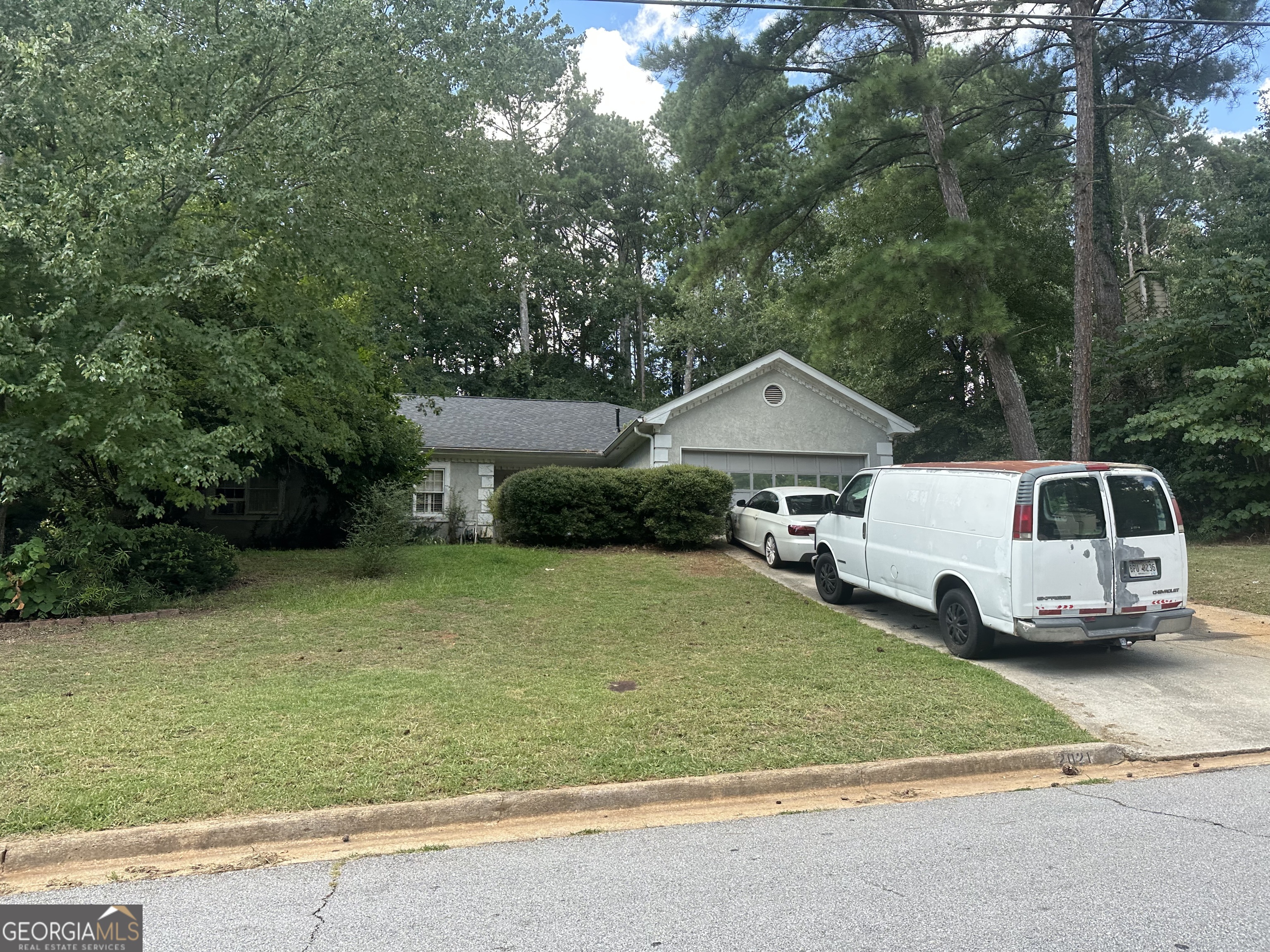 Information is based on public records, a 3-bedroom 2-bath single-story home with 2 car garage. This property is now under auction terms. All Bids must be submitted during the auction via the property's listing page at www.servicelinkauction.com. This sale is subject to a 5% or $2,500 minimum buyer's premium pursuant to the auction Terms & Conditions. All bids will be subject to seller approval (minimums may apply).Occupied property. Inspections/appraisals not available. Sold as-is, where-is, sight unseen. No for sale sign. Contact with occupants is prohibited.