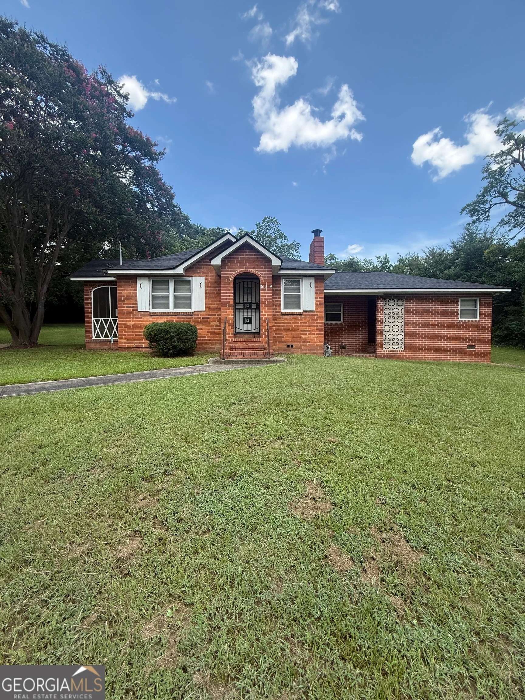 639 Short Street E