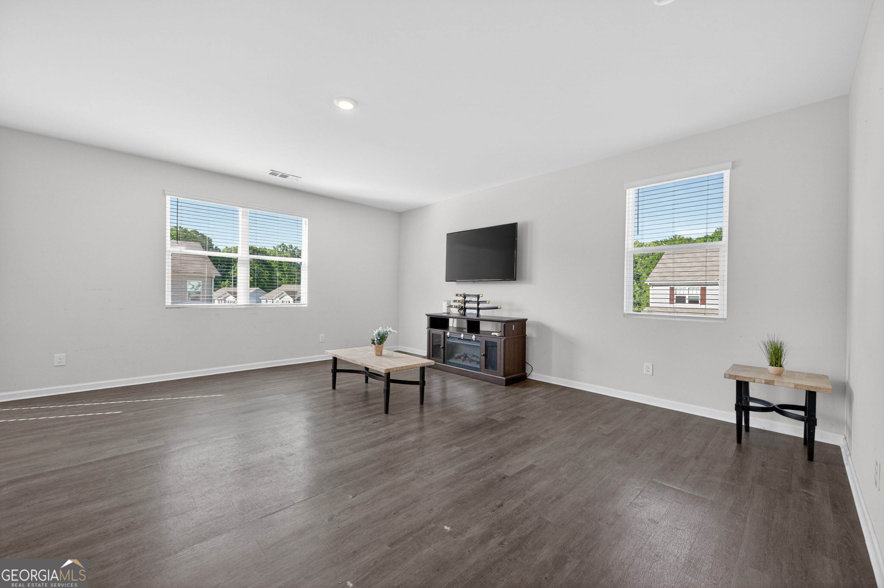 401 Hughes LN