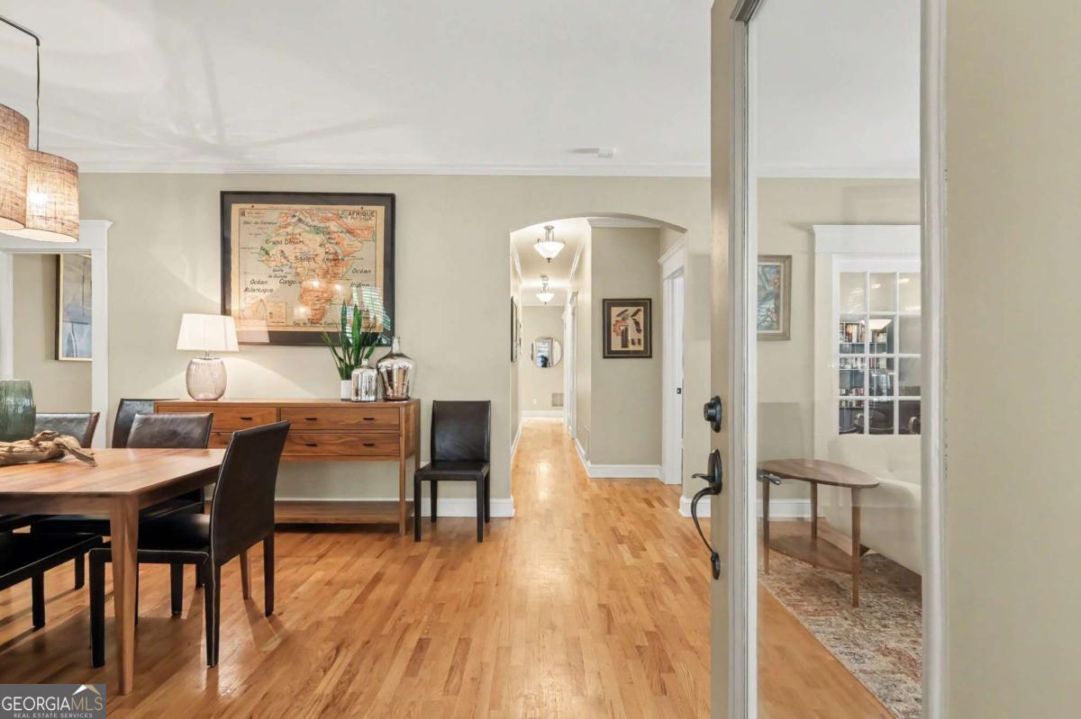 827 Highland TER NE