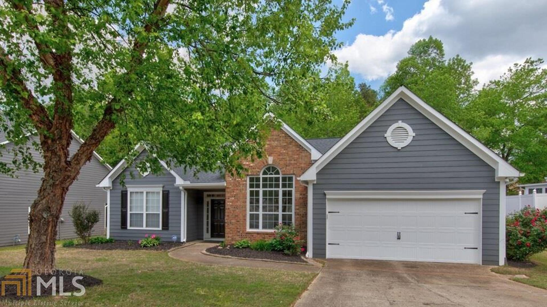 Rare opportunity to own a single story ranch home in the Howell Farms community. Conveniently located less than 1/2 mile to the I-75 Express lane and ready to whisk you inside the perimeter. This spacious ranch home features an open floor plan. The foyer opens up to the airy living room with vaulted ceilings and a brick fireplace flanked by picture windows overlooking the private wooded backyard. Large master suite features a trayed ceiling and the bonus room attached to the master suite can be used as an office or nursery.The kitchen overlooks the living room and has granite countertops and a breakfast area. Formal dining room also features a vaulted ceiling and the laundry room is located off the kitchen. Newly painted exterior, including the rear deck, and the interior was entirely painted as well. New carpeting too! Don't miss your opportunity to own a rare single level home in this beautiful swim/tennis community.