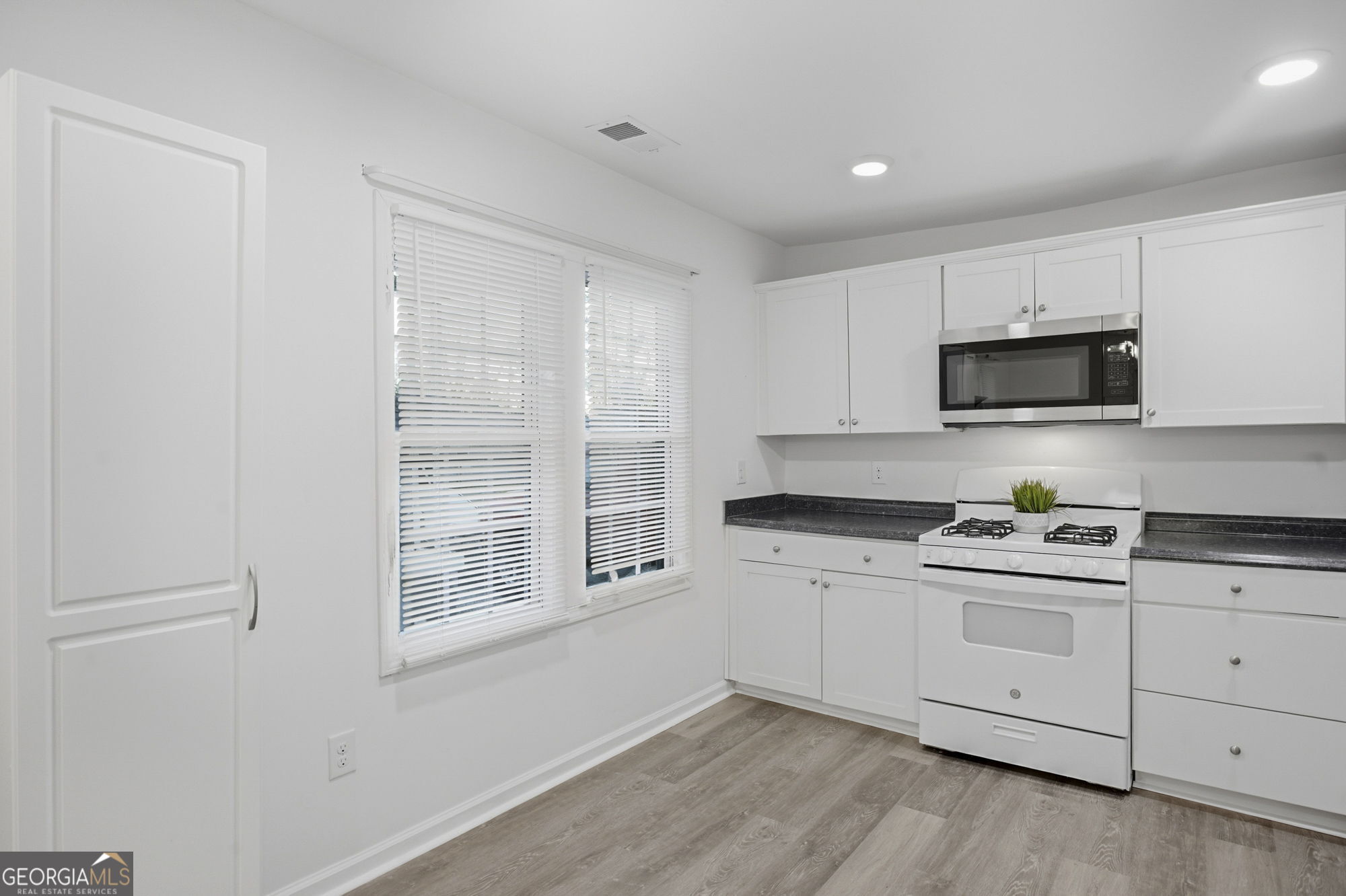 716 W 48th ST