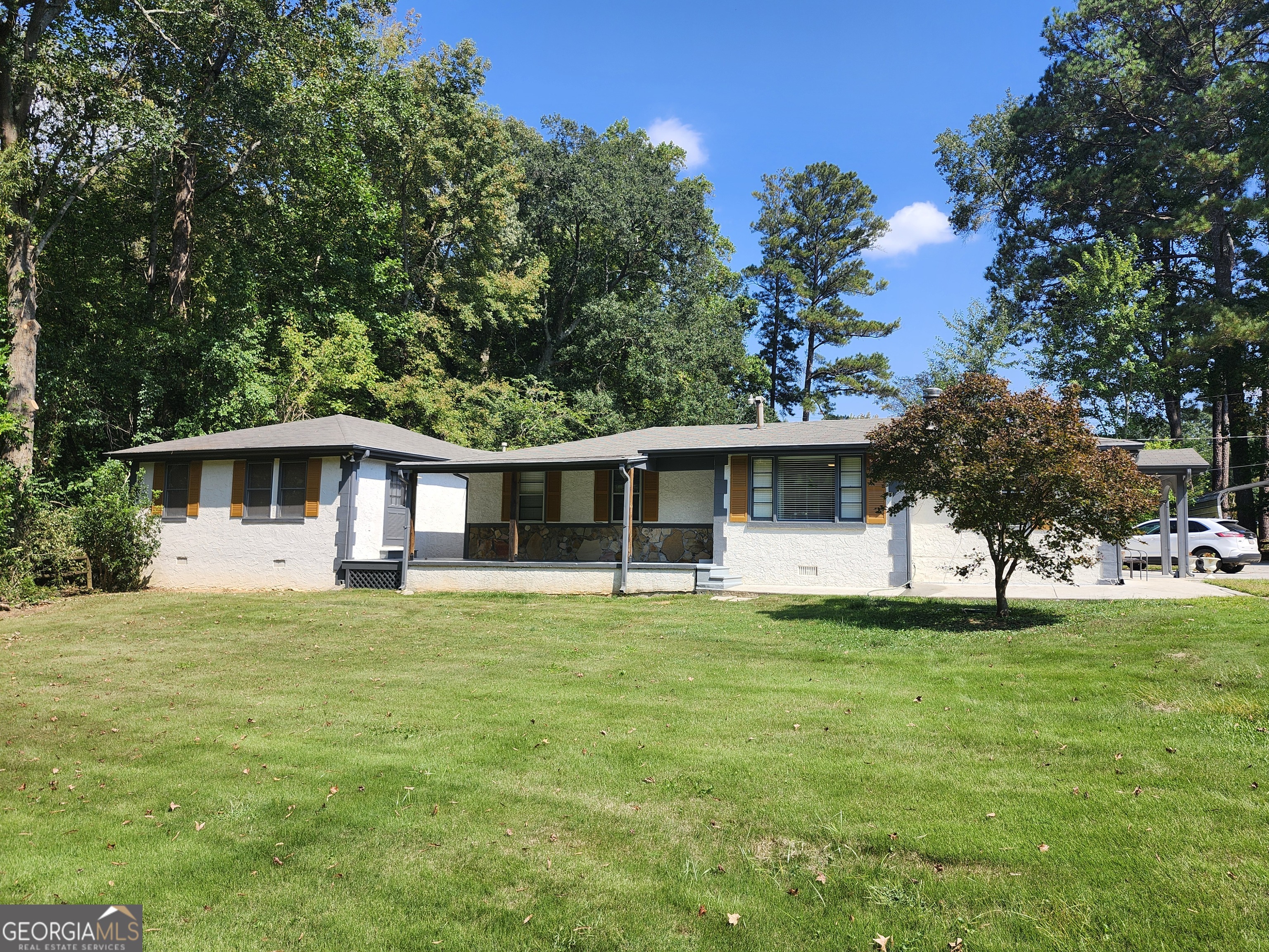 Great location near Oxford College of Emory University. Single Family home with a "Northern Wing" addition that would be great for a roommate plan or Air B&B.