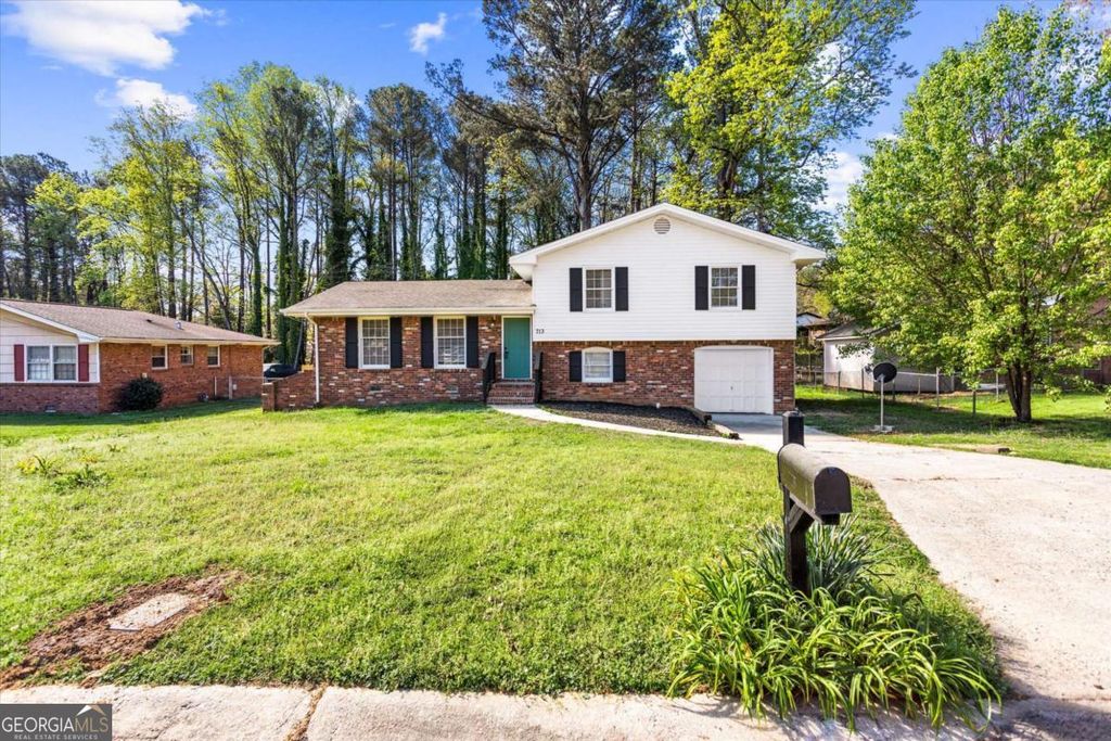 Photo of 713 Huntingdon Dr, Jonesboro, GA 30236 (MLS # 10721159)