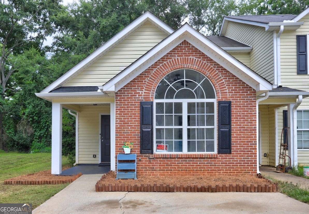 WHAT ARE YOU WAITING FOR!! Check Out This Hard-to-Find Corner Ranch Townhome with No HOA - 3 Bedroom 2 Full Baths - Open Floor Plan - New Paint - LVT Flooring - Kitchen w/ Breakfast Bar - Laundry Room - Close to Downtown for All Your Entertainment & Shopping - Move in Ready - Call Today for Private Showing!