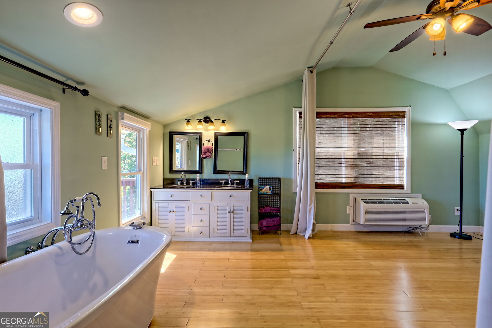 Clayton, Georgia 30525, United States, 2 Bedrooms Bedrooms, ,3 BathroomsBathrooms,Residential,Active,227941