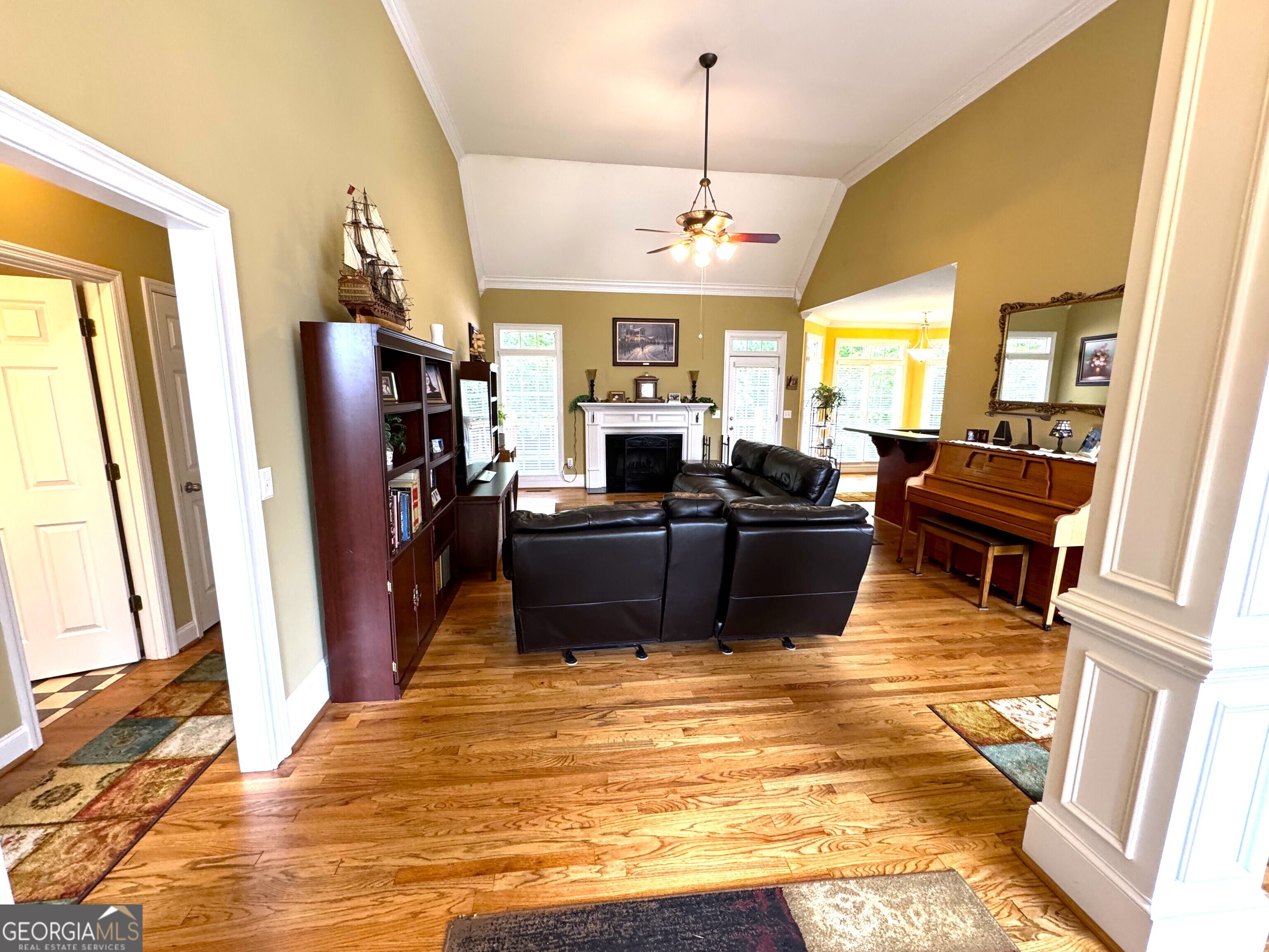 390 Lakeland DR