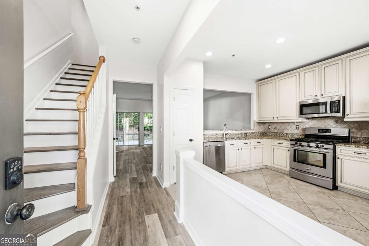 1205 Whitestone RDG