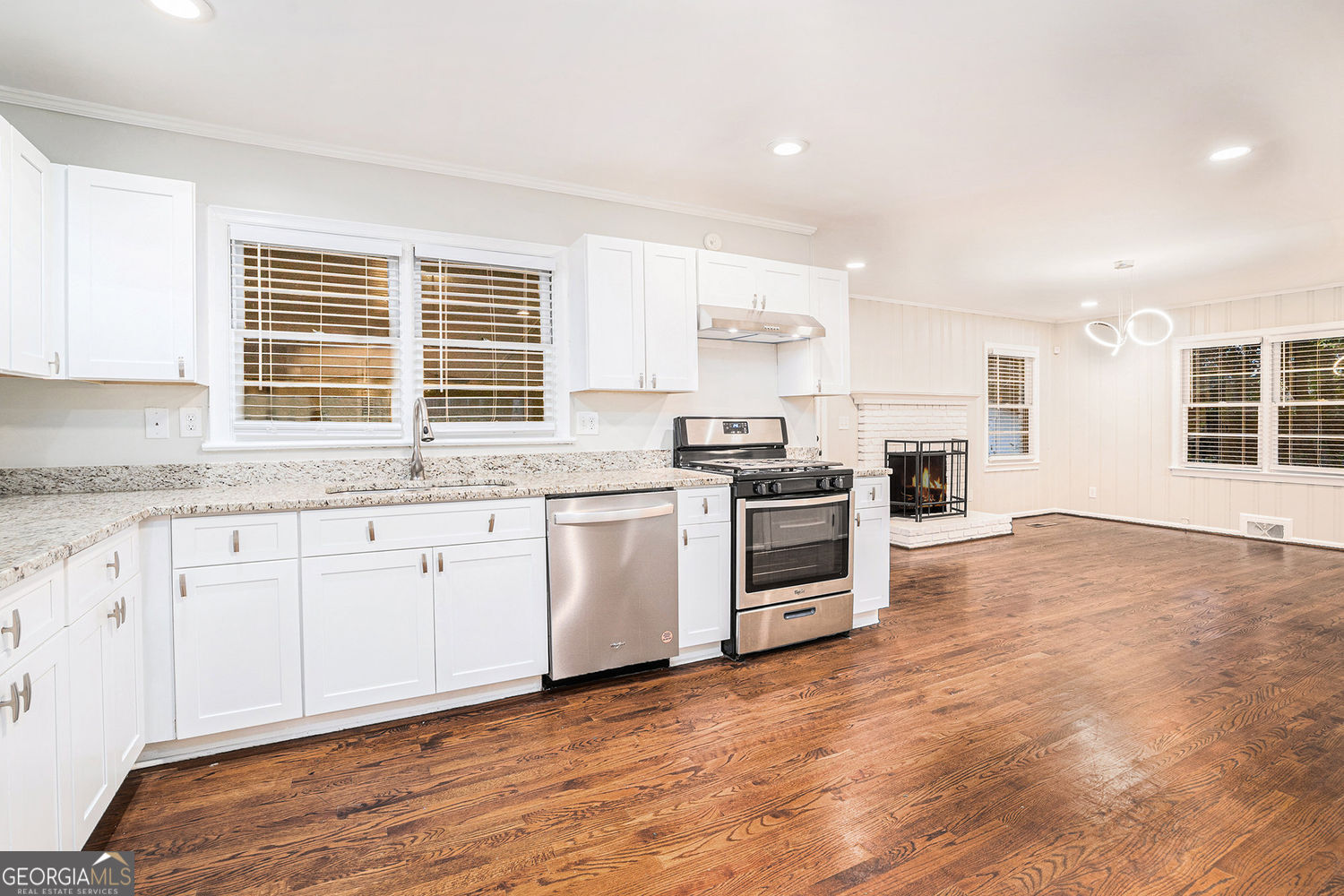 4090 Land O Lakes DR NE