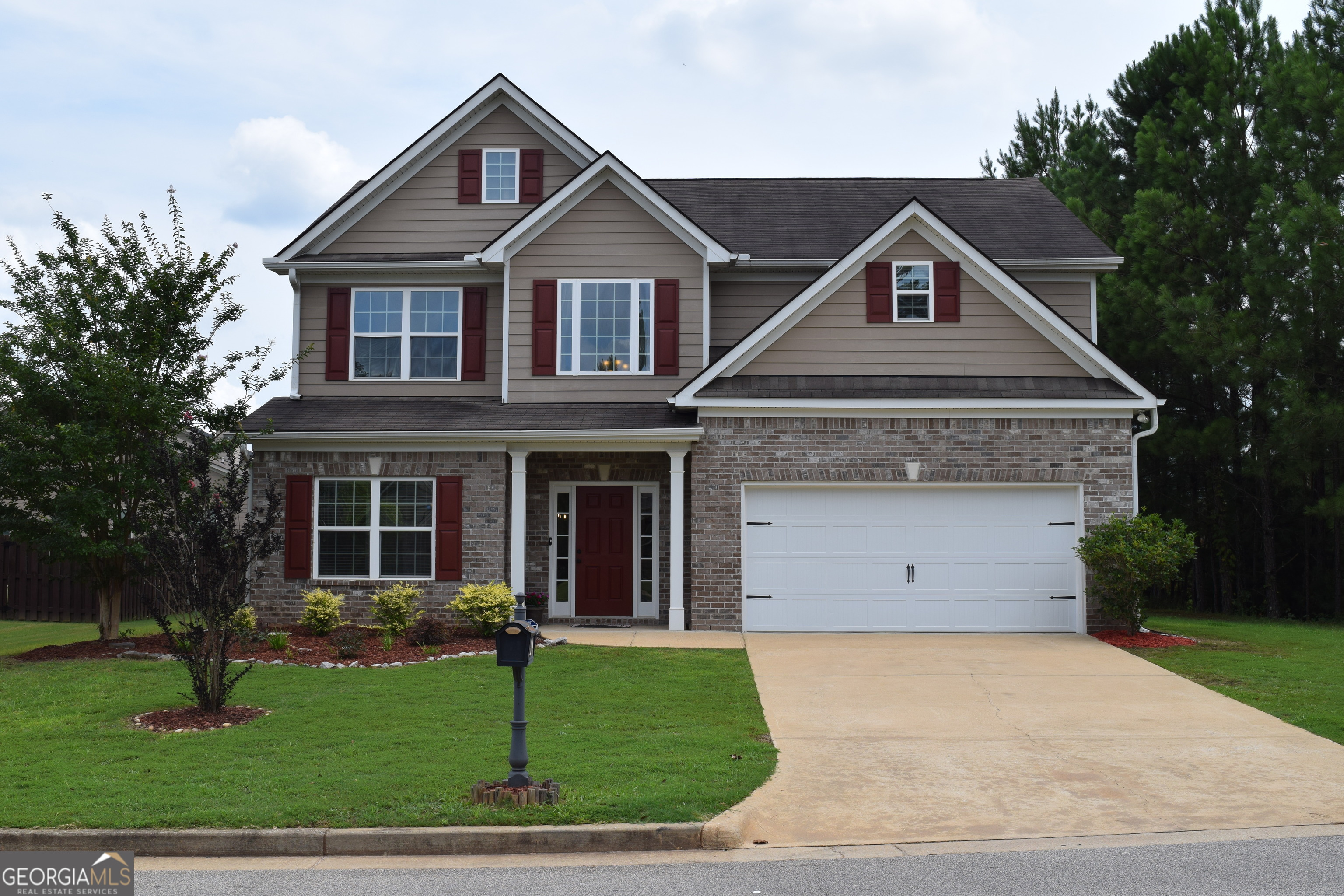 DON'T MISS OUT ON THIS INCREDIBLE 4 BEDROOM, 2.5 BATHROOM HOME IN BRYANT LAKE SWIM AND TENNIS COMMUNITY! SPACIOUS & OPEN KITCHEN, BREAKFAST AREA, AND FAMILY ROOM. GRANITE COUNTERS AND LARGE ISLAND INCLUDING NEW STAINLESS-STEEL APPLIANCES IN KITCHEN. FIREPLACE IN FAMILY ROOM. BEAUTIFUL DINING ROOM AND LIVING ROOM COMBINATION. LARGE MASTER SUITE WITH HUGE WALK-CLOSET. GRANITE COUNTERS, DOUBLE VANITY, SEPARATE SHOWER, AND SOAKING TUB IN MASTER BATHROOM. ABUNDANT CLOSET AND STORAGE SPACE THROUGHOUT. NEW LVP FLOORS IN FAMILY ROOM, KITCHEN, BREAKFAST AREA, BEDROOMS, BATHROOMS, LAUNDRY ROOM, AND CLOSETS. FRESHLY PAINTED INTERIOR.