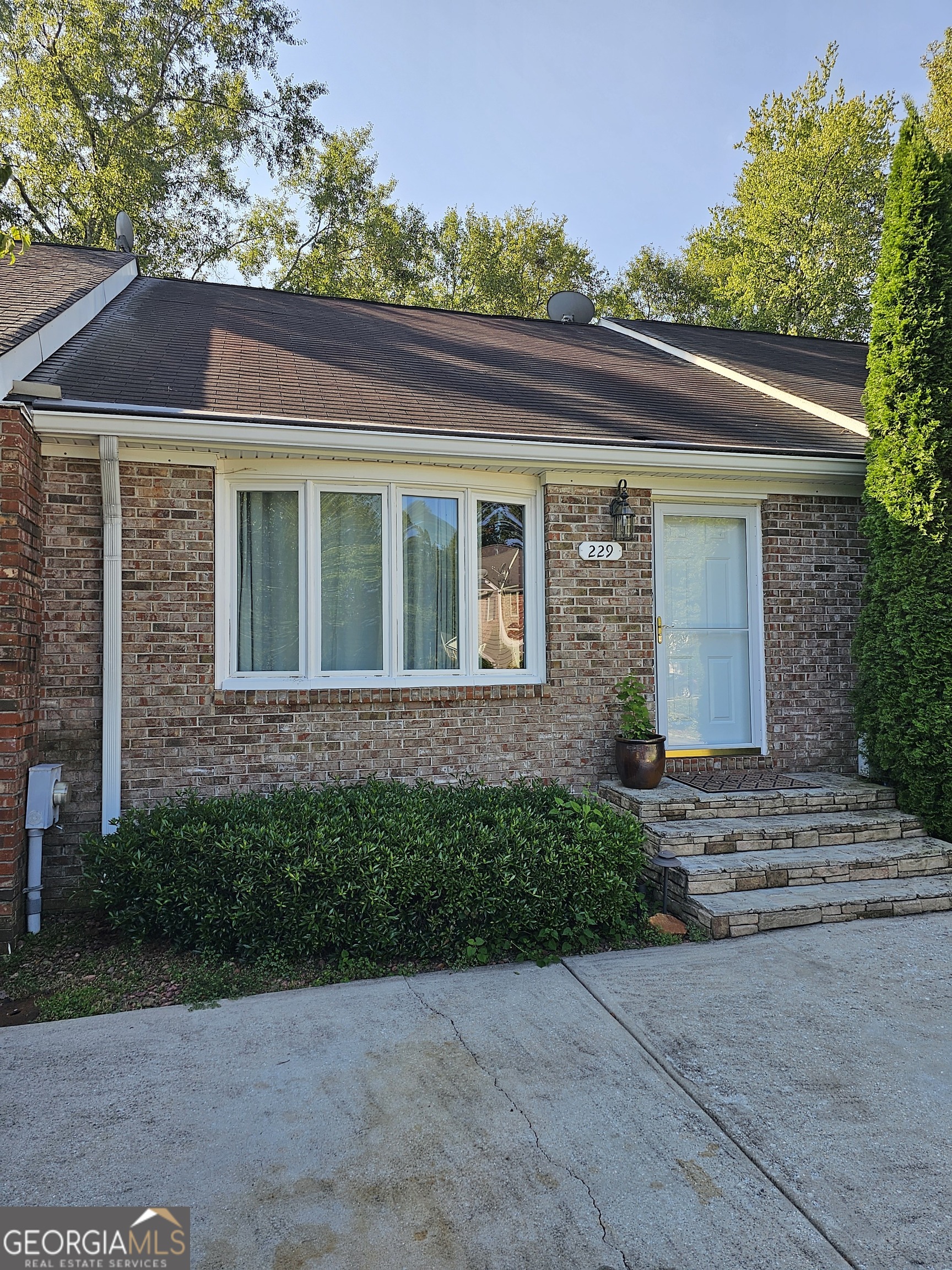 FURNISHED, Available Approx October 6th. Beautiful brick townhome in the center of Peachtree City. This well appointed townhome features, real hardwood floors, master on the main, 2 full bathrooms, and beautiful lake views from the back deck. This property includes lawncare as well as trash service. Located very close to the highly rated schools including Peachtree City Elementary, Booth Middle, and McIntosh High.