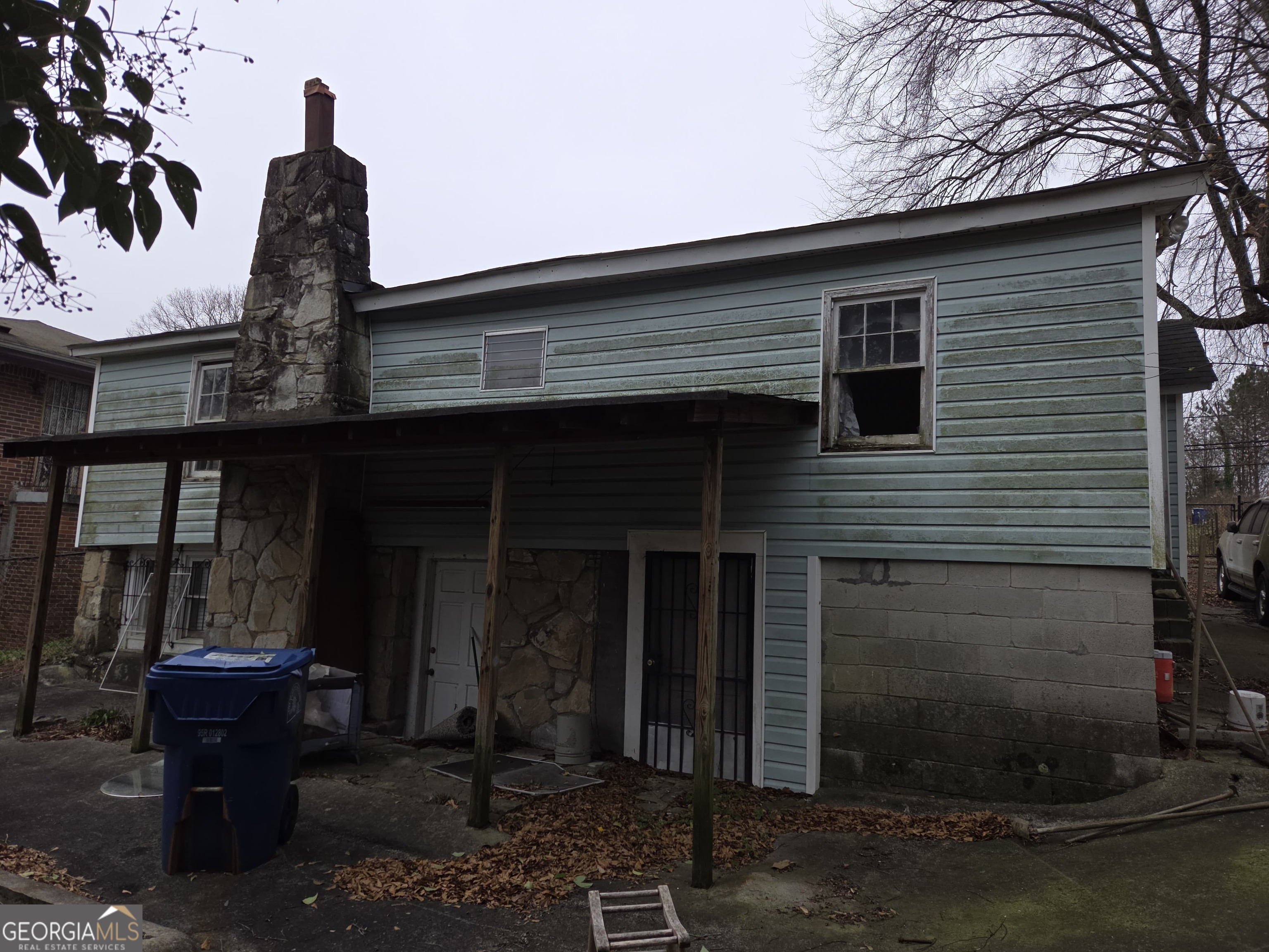 1989 Tiger Flowers DR NW