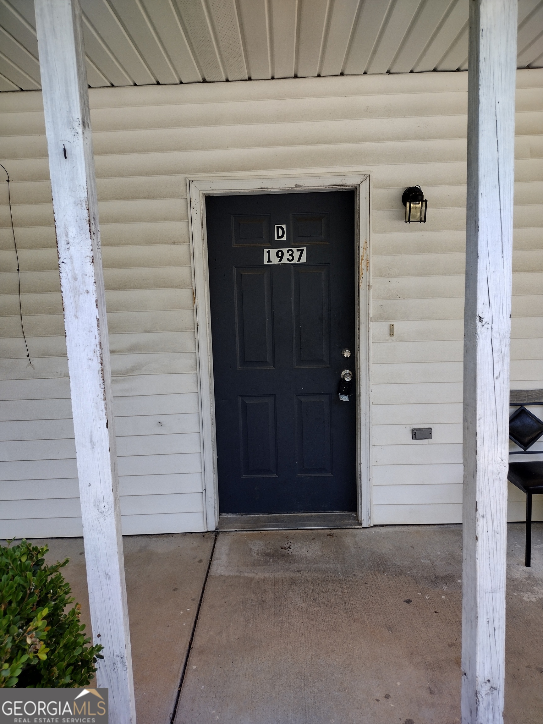 This cute two bedroom with two bath unit is ready this week. Minutes away from shopping and schools. NO PETS. We run credit, criminal and eviction searches on all applicants. Contact Property Manager for a viewing 229-340-9704.