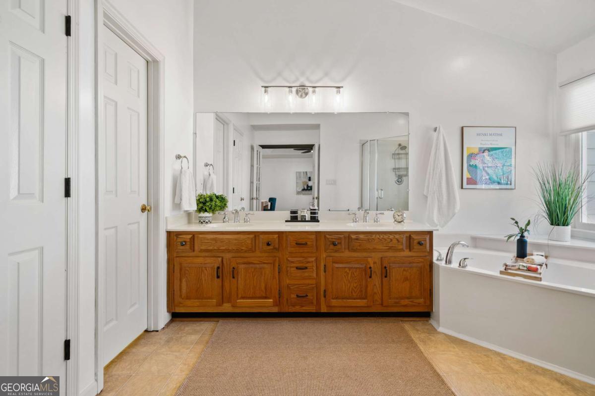 Marietta, Georgia 30068, United States, 2 Bedrooms Bedrooms, ,3 BathroomsBathrooms,Residential,Pending,23419