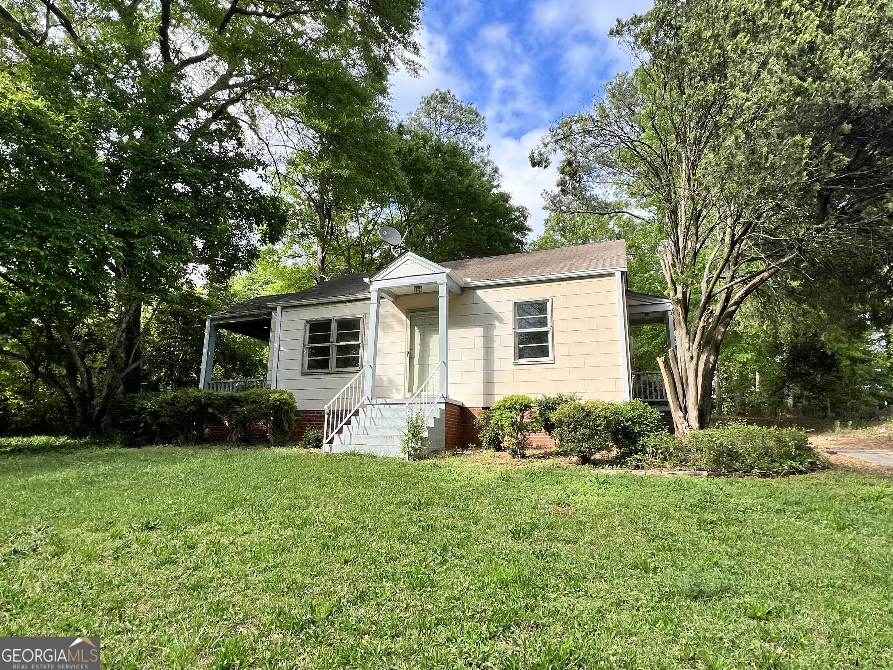 Three bedroom, one bath home sitting on a half acre city lot in a great neighborhood in the City limits of Beautiful Barnesville. This home is conveniently located near Gordon College. Hardwood floors throughout. Come make this home your own. This home is being sold as is. Cash or conventional buyers only.
