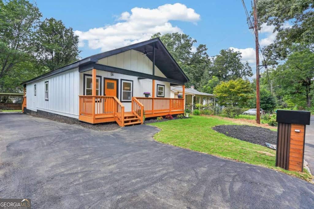 Photo of 882 Tanner Dr, Scottdale, GA 30079 (MLS # 10829254)