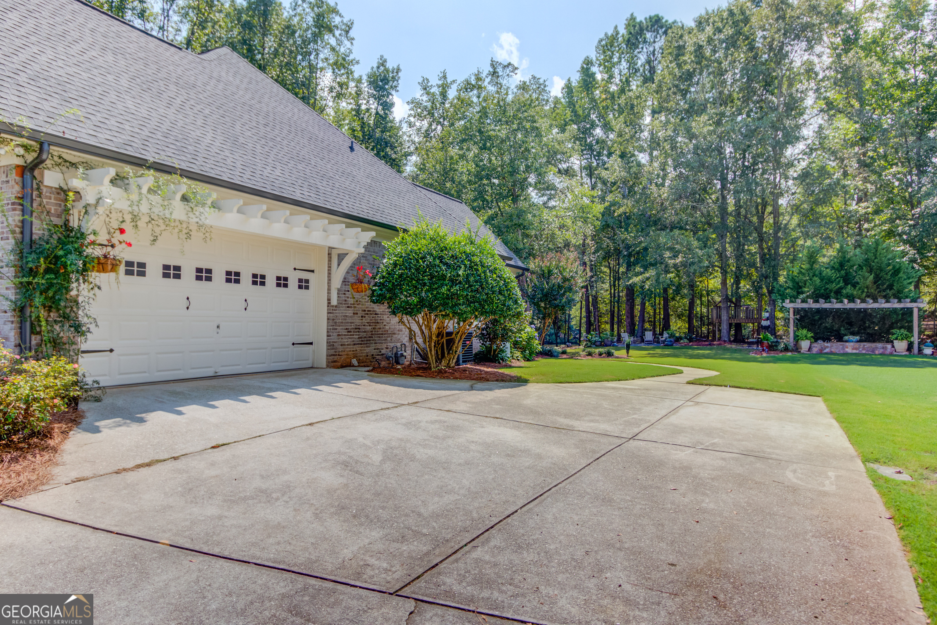 951 Providence LN