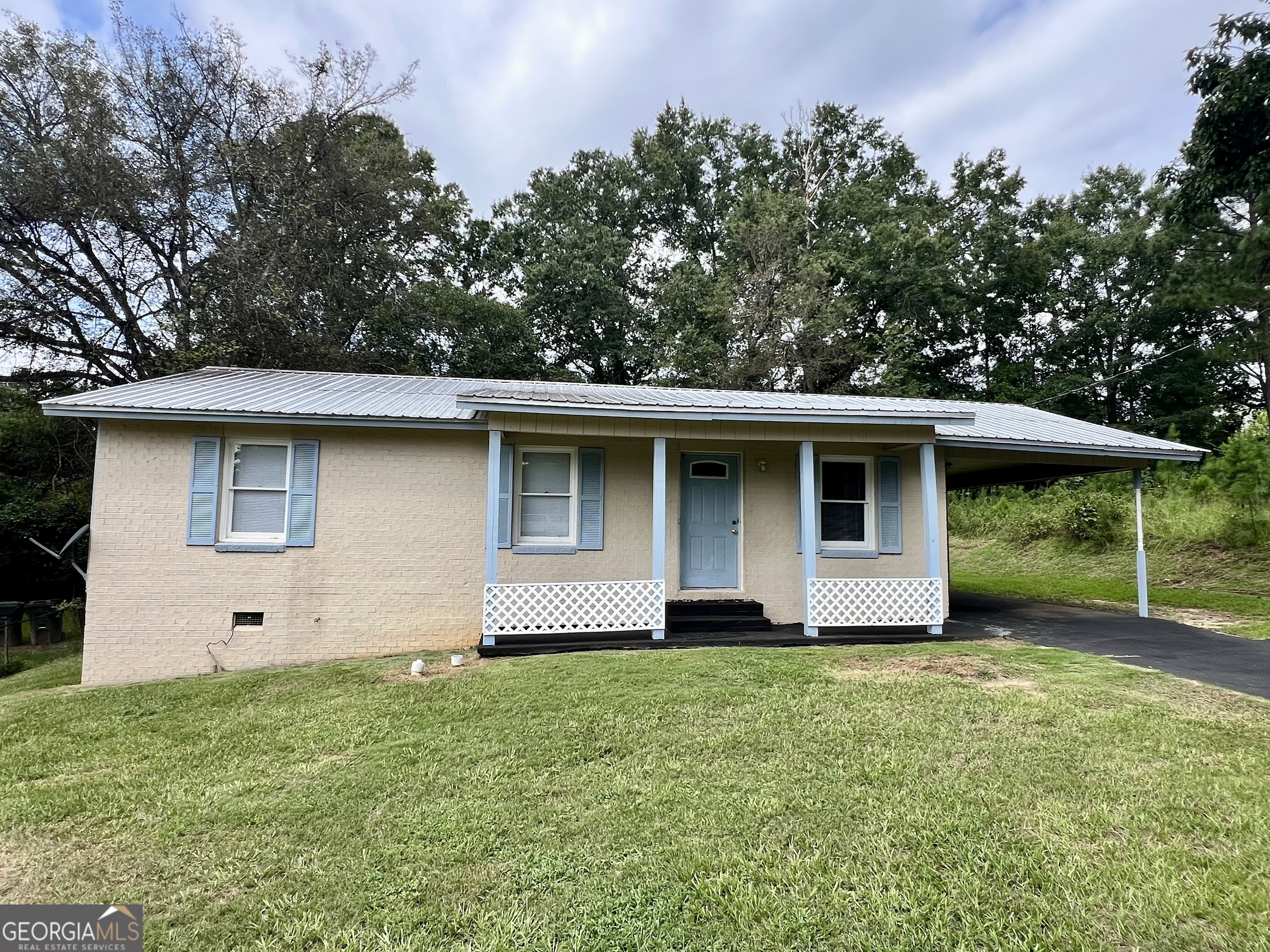 Affordability Home Buying is Here Again! Check out this 3 Bedroom 2 Bath Home. The fully loaded kitchen is ready to cook those delicious meals. Kitchen opens up to a generous size familyroom. New Stove and New Refrigerator. New Washer and Dryer awaits you in the laundryroom. AC Unir approximately 3 years old. New Roof. Only minutes to popular eateries and Robins Air Force Base. This home is just right for the First Time Buyer, or an investor that looking to begin a porfolio to build wealth, or to add to your existing wealth machine. "Step into your own home without breaking the budget." Sold as is.