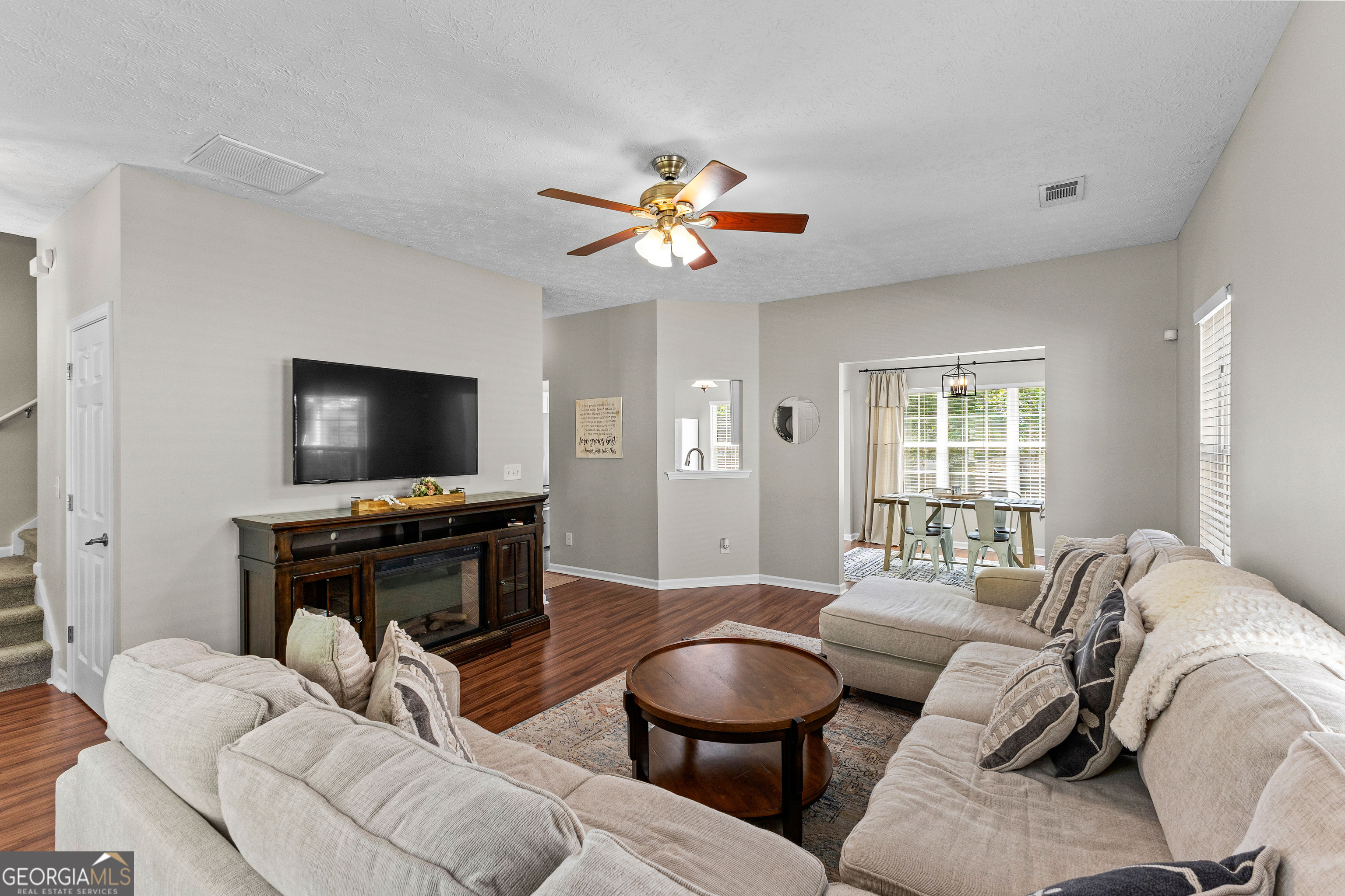 50 Roxbury LN