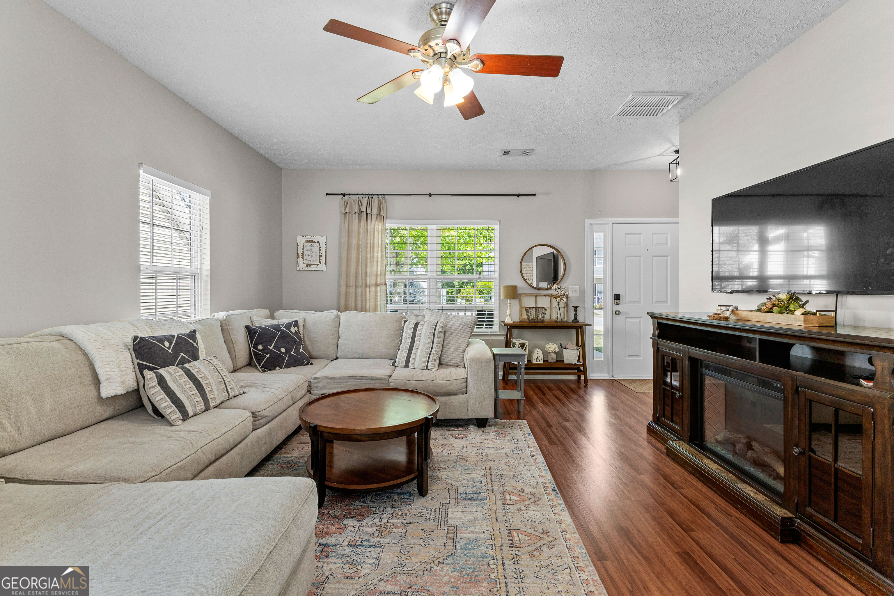 50 Roxbury LN