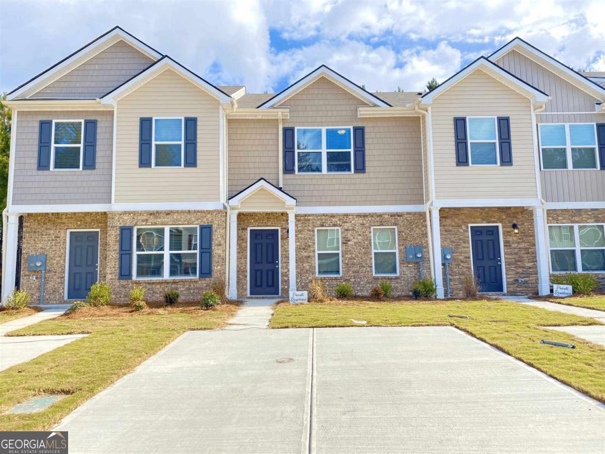 Beautifully maintained 3-bedroom, 2.5-bath townhome built in 2020 with over 1,600 sq ft of modern living space. This home features an open-concept layout with luxury vinyl plank flooring on the main level, granite countertops, stainless steel appliances, and a washer & dryer included. Spacious bedrooms with walk-in closets and ceiling fans provide comfort and style. Conveniently located less than 15 minutes from Hartsfield-Jackson Atlanta Airport with easy access to I-85, shopping, and dining. Move-in Special: $200 off first month's rent with lease signed by 10/1/2025. Small pets considered. Available for immediate move-in! Application Link: https://www.rentspree.com/listing/6128-oakley-road-union-city-7rkyblv6