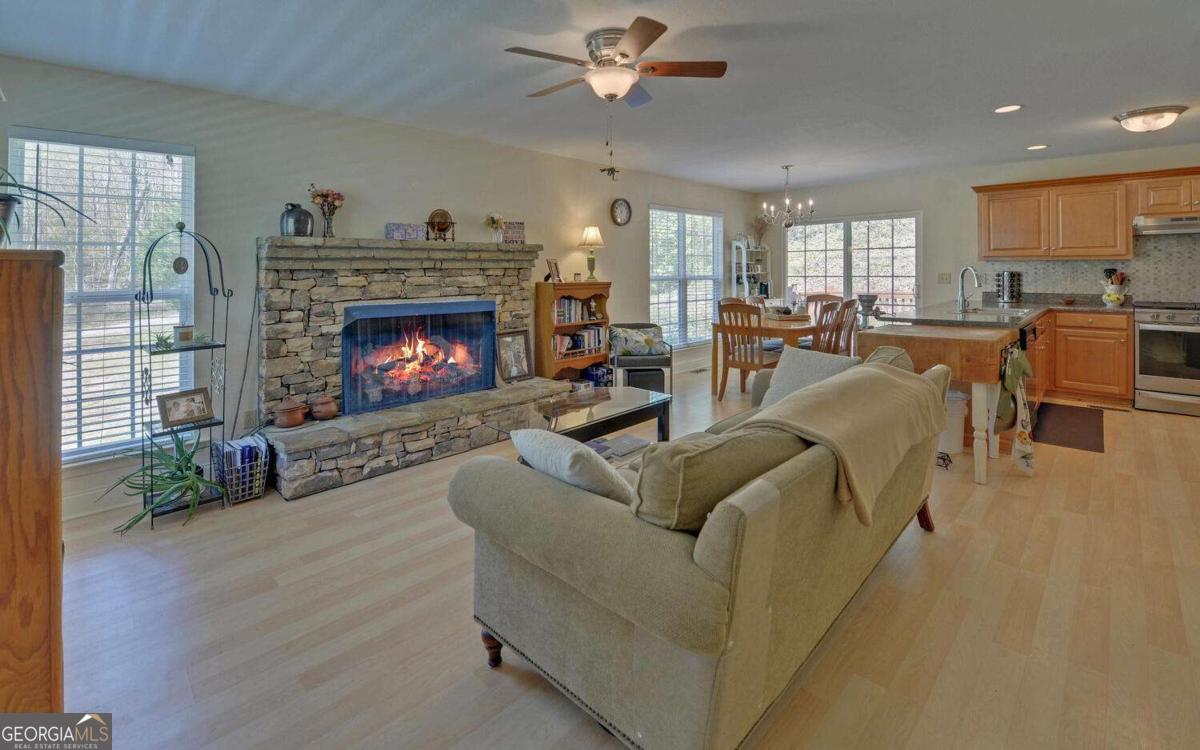 202 Dove LN