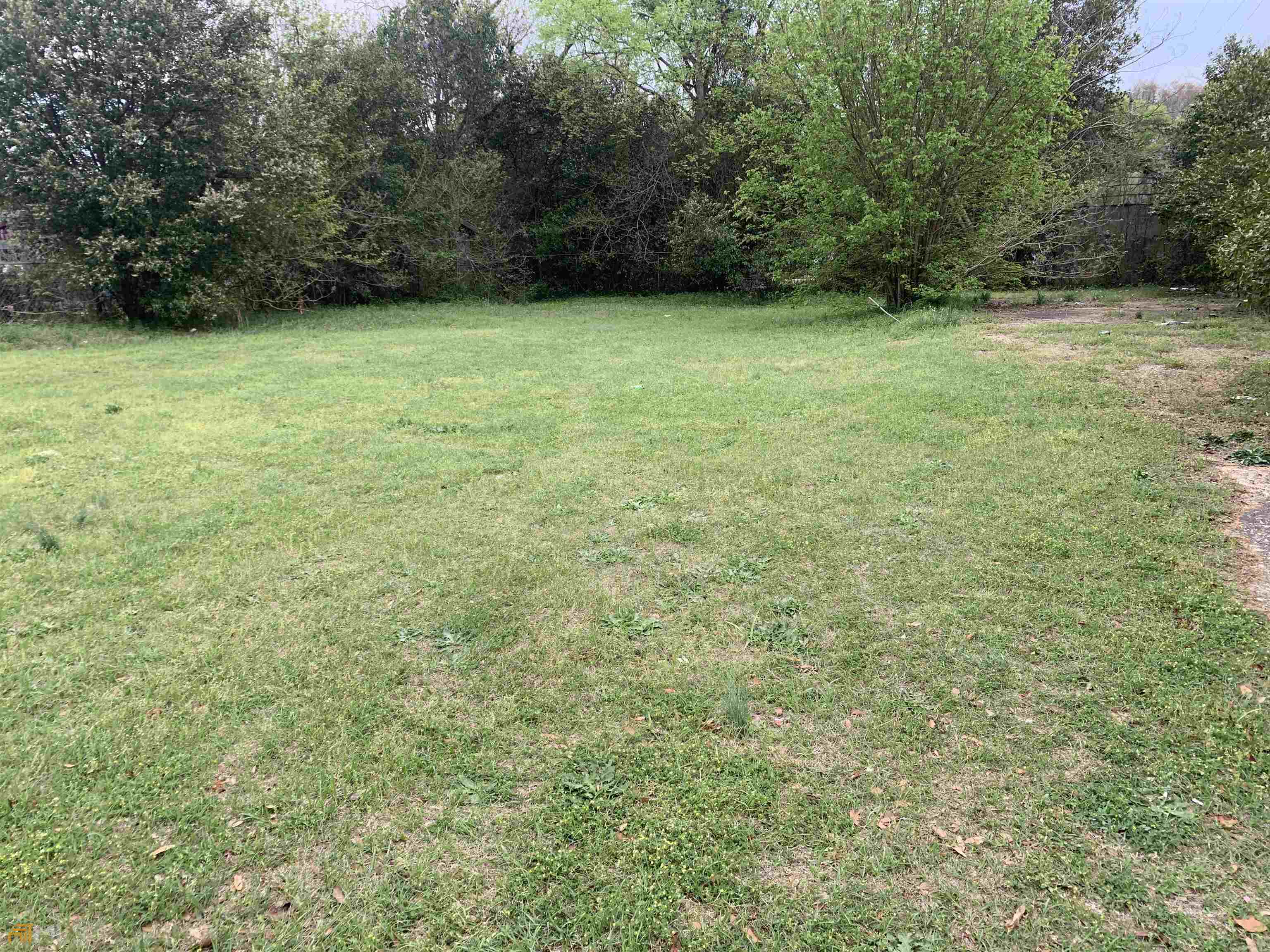 Priced to Sell FAST! Residential building lot in an established neighborhood. Ideal location for a small duplex to be built, a tiny house, or to relocate a small existing home. Conveniently located near shopping and quick easy access to Interstate 75. Bring an offer today!