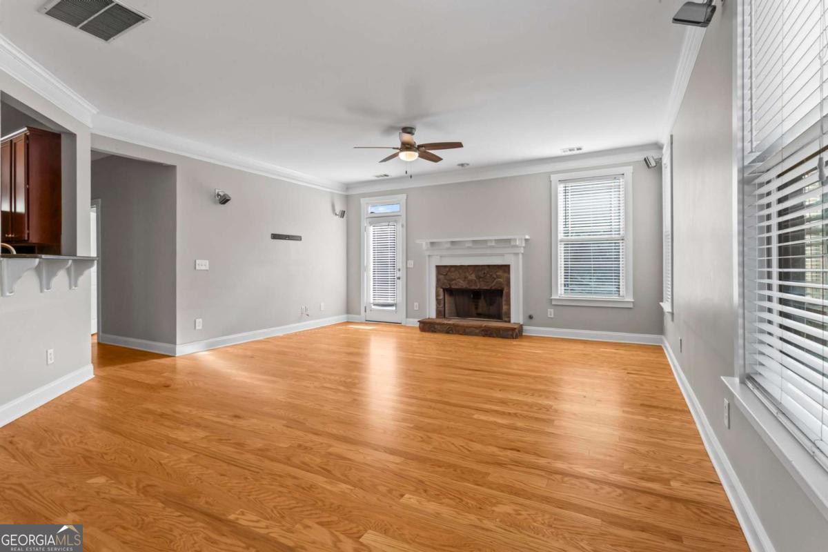 2043 Village Crest DR NW