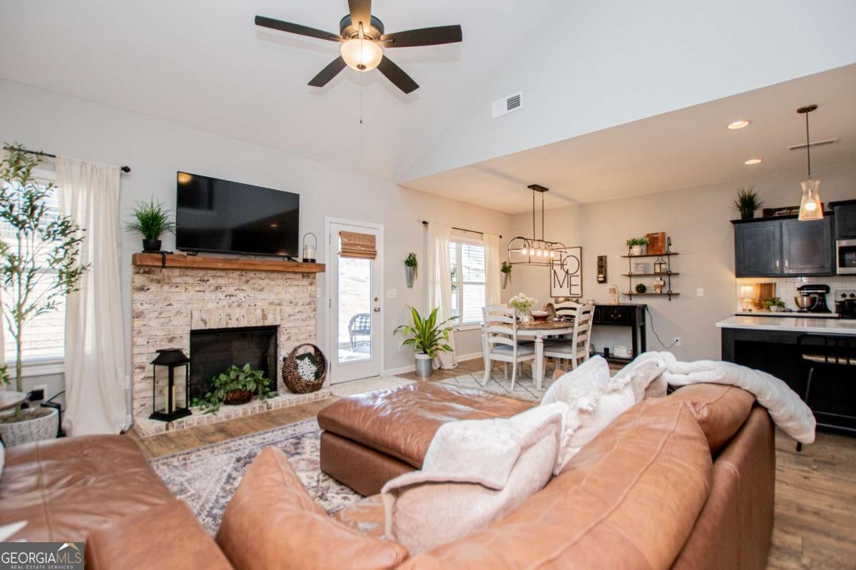 104 Kingston CIR