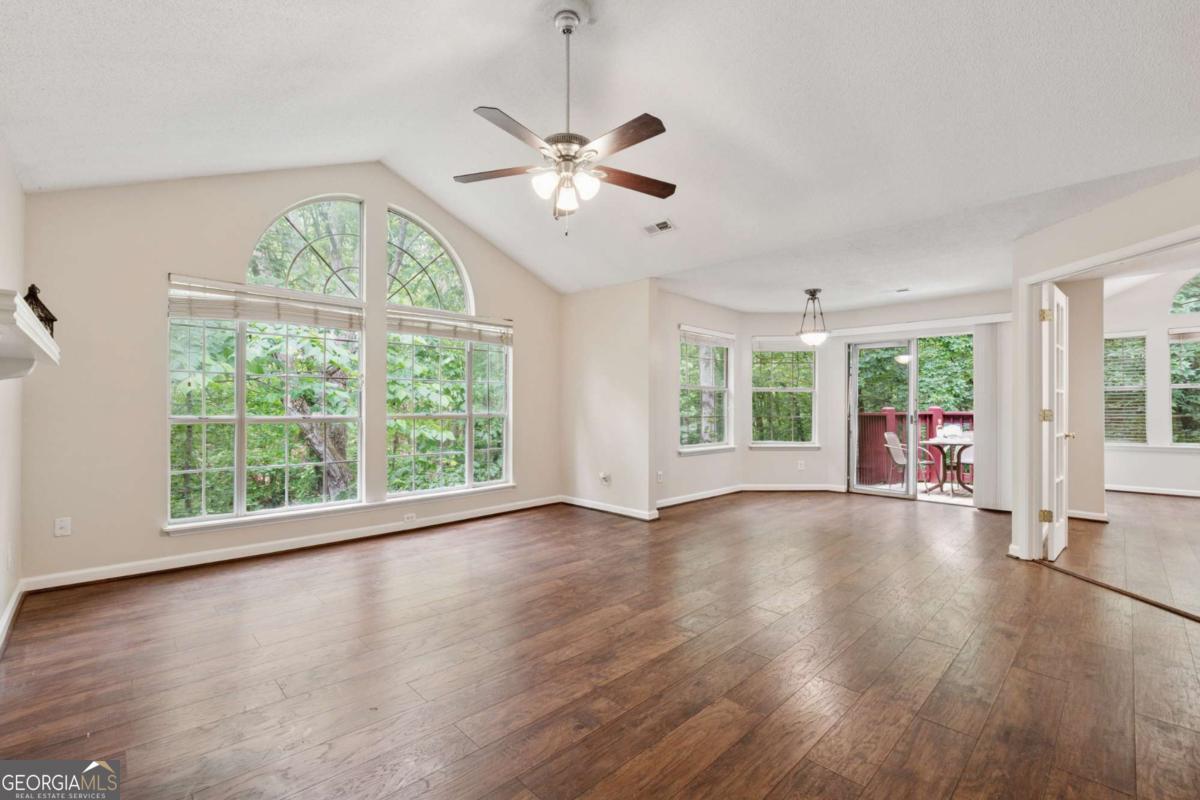 909 Wentworth CT